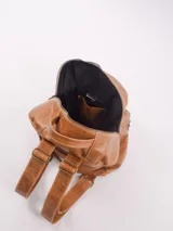 Mochila de cuero color marrón con asa superior y correas ajustables. Tiene un bolsillo con cierre en el compartimento principal, un bolsillo sin cierre para el celular y un porta llaves. En el exterior cuenta con dos bolsillos delanteros con cierre y un bolsillo trasero con cierre.