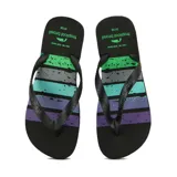 Chinelas negras con estampado de rayas horizontales en tonos verde, gris, celeste y violeta.