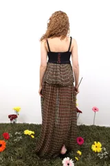 Top con parte superior de crochet negro y parte inferior de tejido plano de telar con diseño a cuadros en tonos amarillo, rojo y negro.