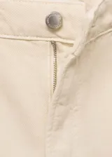 Short color crema, de tiro alto y corte recto.