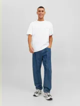 Camiseta blanca de manga corta y cuello redondo con calce relajado.