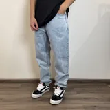 Pantalón jean color verde oliva, corte mom oversize.