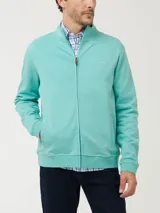 Buzo con cierre color verde agua, de algodón pima, con cuello alto, mangas largas y bolsillos internos.