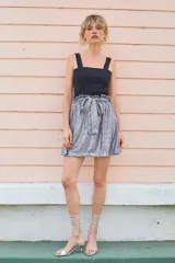 Minifalda plateada con lentejuelas y cintura elastizada.