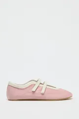 Zapato tipo bailarina deportiva color rosa con efecto satinado, puntera redondeada y doble tira con ajuste adhesivo.