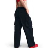 Pantalón de mujer Nike Sportswear negro, de corte ancho y tiro alto, con cintura elástica ajustable con cordón, bolsillos laterales y bolsillo cargo con logo bordado en la pierna izquierda.