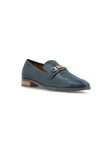 Zapato Torino color azul con textura reptil, detalle de hebilla metálica dorada, forro y plantilla de cuero, y suela de goma.