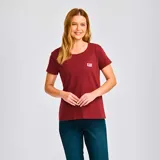 Remera rosa de algodón con cuello redondo y mangas cortas. Logo de CAT estampado en el pecho.