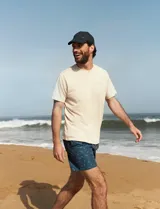 Remera verde de manga corta y cuello redondo.