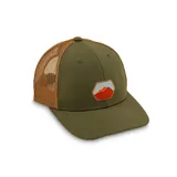 Gorro tipo trucker color verde oliva con paneles traseros de malla color marrón y parche bordado con diseño de montañas en el frente.