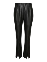 Pantalón negro de cuero sintético con corte ajustado, cintura elástica y aberturas en el ruedo.