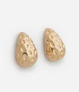 Par de aros dorados con forma de gota y textura irregular.