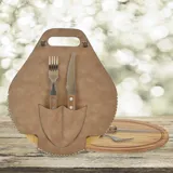 Set parrillero que incluye una tabla redonda de bamboo y cubiertos con mango de madera, dentro de una funda símil cuero color beige con costuras artesanales.