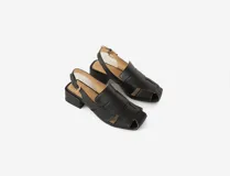 Sandalia de cuero trenzado color negro, con punta cuadrada, talón abierto y pulsera ajustable con hebilla metálica. Tiene taco ancho forrado en cuero de 4 cm de altura.