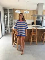 Remerón oversize de algodón a rayas horizontales azules y beige, con cuello redondo y ribete rojo.