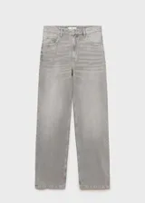 Pantalón de jean gris, de corte recto, tiro medio, con cinco bolsillos y cierre de cremallera y botón.