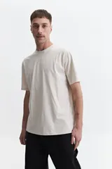 Remera negra de manga corta con estampado abstracto en tonos grises.