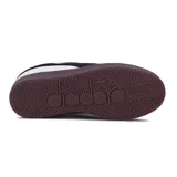 Championes casuales blancos para mujer, con detalles en negro y gris. Presentan un diseño de corte bajo, cordones blancos y suela de goma marrón oscuro. El logo lateral es una forma estilizada en color negro.