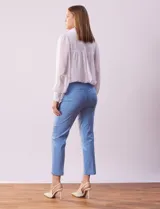 Pantalón recto color celeste en gabardina elastizada, marca Zac & Rachel. Pretina ancha con faja interna modeladora, bolsillos simulados en la parte delantera y bolsillos ojal en la parte trasera.