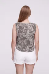 Top sin mangas color gris con estampado paisley en blanco y negro, escote en V y corte holgado.