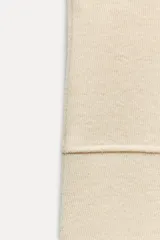 Falda midi gris de tiro alto con cintura elástica y corte evasé.