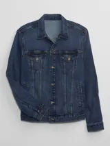Campera de jean azul de corte clásico, con cuello camisero, bolsillos con solapa abotonados en el pecho y cierre frontal con botones metálicos.