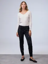 Legging de corte slim con estampado animal print tonal en color negro. Presenta un diseño combinado con paneles laterales lisos y cintura elástica tipo pull-on. Confeccionada por la marca Zac & Rachel.