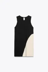 Vestido corto de punto negro con panel lateral color crema, de cuello redondo y sin mangas.