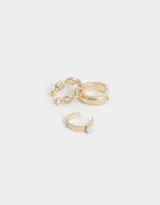 Set de tres earcuffs dorados con diferentes diseños: uno liso, uno texturizado y uno con una perla.