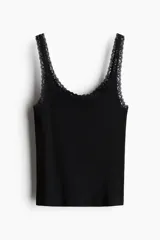 Musculosa negra de algodón acanalado con breteles finos y ribete de encaje en escote y sisas.