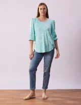 Blusa estampada color beige con cuello redondo calado y mangas 3/4 abullonadas con terminación elastizada.