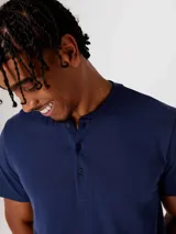Camiseta manga corta color verde militar con cuello henley y tres botones.