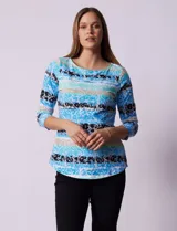 Remera de algodón estampada con rayas horizontales en tonos beige, blanco y negro. Tiene mangas 3/4 y escote a la base.