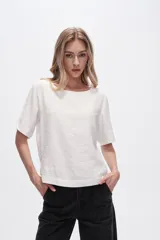 Blusa blanca de viscosa, corte holgado y cuello redondo.