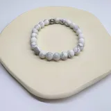 Pulsera elástica de cuentas esféricas de howlita mate color blanco con vetas grises.