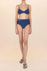 Calzón de bikini tiro alto color azul marino con detalle de aro de madera en el lateral.