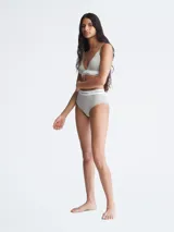 Brasier triangular Calvin Klein Modern Cotton color gris, con copas sin costuras con relleno, tirantes finos ajustables y banda inferior elástica con logo distintivo de la marca.
