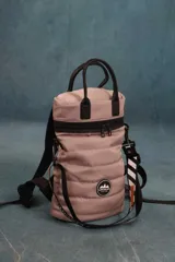 Matera estilo mochila color verde militar, confeccionada en nylon acolchado con detalles en símil cuero negro. Cuenta con tapa con cierre metálico, bolsillo interno, asas de mano y correa extensible para llevar al hombro o cruzada.