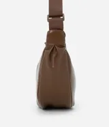 Bandolera marrón de poliuretano con correa ajustable.