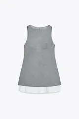 Vestido mini gris con cuello barco y sin mangas. Falda con tablas en color blanco. Cierre trasero con cremallera oculta.
