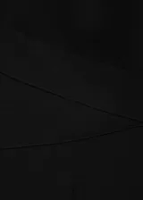 Mono largo negro de tejido fluido, con escote de pico, tirantes anchos y detalle cruzado en la cintura.