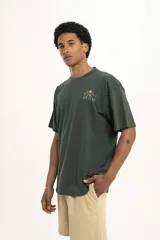 Remera verde con estampado pequeño en el pecho que dice "We all grow".