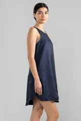 Vestido corto azul marino confeccionado en lino italiano con fibra metalizada, corte holgado, sin mangas y con insignia de tigre en la espalda.