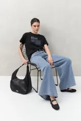 Remera blanca de manga corta con estampado tipográfico azul en el frente.