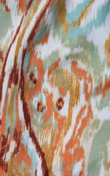 Short de baño con estampado abstracto en tonos verde, naranja y celeste. Tiene cintura elástica con cordón ajustable.
