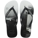 Ojotas Havaianas con base blanca y negra con estampado de olas y logo de la marca. Tiras negras con textura.
