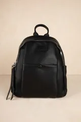 Mochila negra de cuero sintético con diseño minimalista, formato compacto y estructura blanda. Incluye bolsillo delantero con broche y cierre metálico superior con tiradores largos.