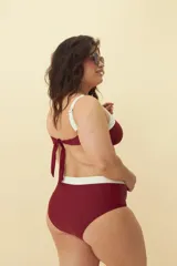 Calzón de bikini color borgoña con cintura alta y detalle de borde blanco.