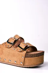 Sandalias de plataforma color camel con dos tiras anchas ajustables con hebillas metálicas plateadas y detalle de tachas plateadas.