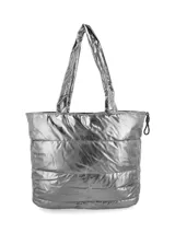 Bolso tipo shopper plateado con diseño acolchado horizontal. Tiene doble asa de hombro y cierre superior con tirador. Incluye bolsillo interior con cierre y compartimento para laptop de hasta 15".